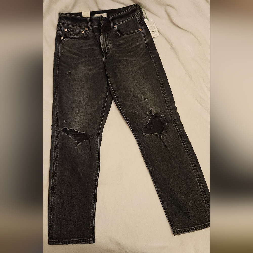 AE77 Mom Jeans Short Size 4 Nwt